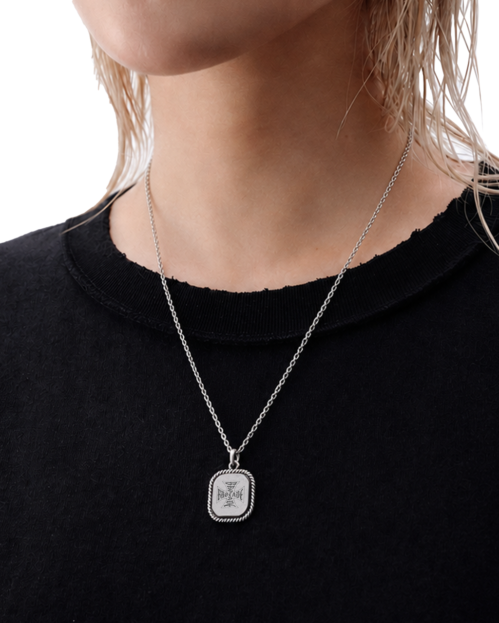 CROSSOVER PENDANT